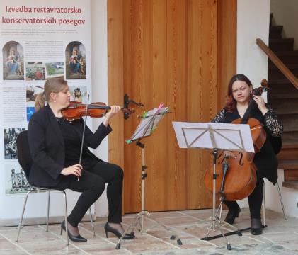 Članici godalne sekcije Simfoničnega orkestra Glasbene šule Krško med nastopom